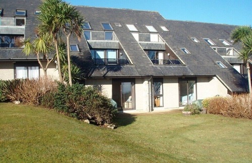 Maenporth Apartment | Coastal Apartment with Breathtaking Sea Views & Pool