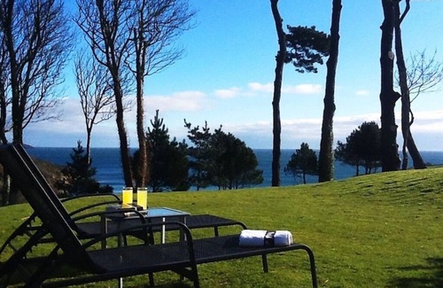 Maenporth Apartment | Coastal Apartment with Breathtaking Sea Views & Pool