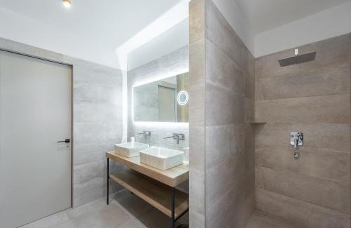 Petrska ctvrt Apartment | Elegant Apartment with Balcony & Terrace, Rated 9.6/10