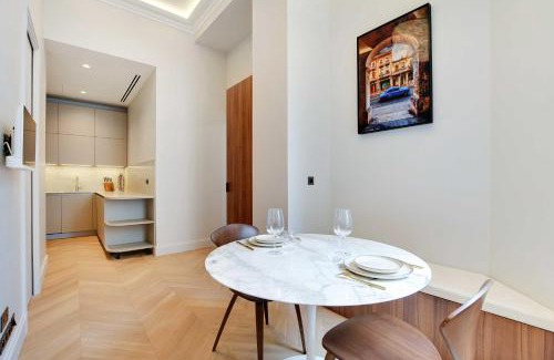 Champs-Elysees Apartment | Cozy Apartment for Two in the Heart of La Seine