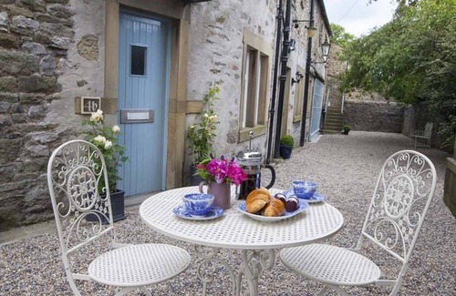 Giggleswick Apartment | Enchanting Garden View Apartment at Linton Court Coach House