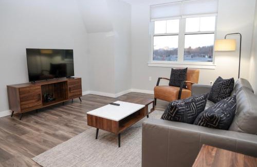 Reading Apartment | Modern Apartment with Gym, Steps from Commuter Rail