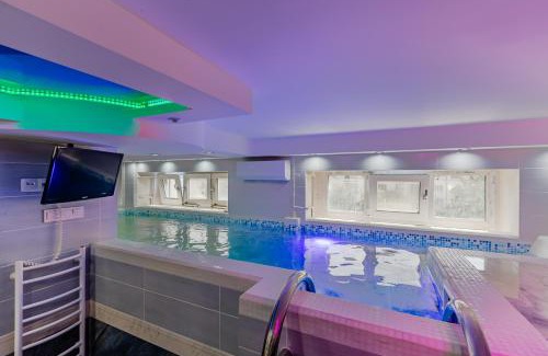 Pechers'kyi District Apartment | Elegant Apartment with Pool, Spa & 9.8/10 Guest Rating