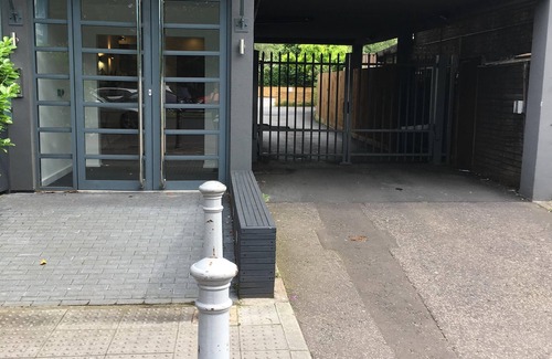 Mortlake Apartment | Elegant Apartment with Private Parking Near Heathrow