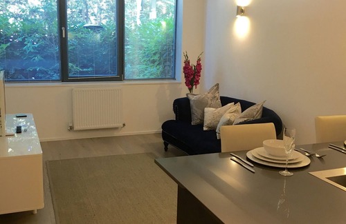 Mortlake Apartment | Elegant Apartment with Private Parking Near Heathrow