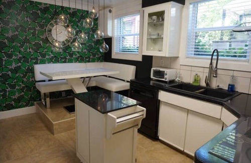 Kalamazoo Apartment | Elegant Apartment with Patio & Pet-Friendly Amenities