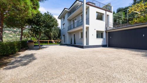 Imperia Villa | Elegant Apartments in Modern Villa - Family-Friendly Stay