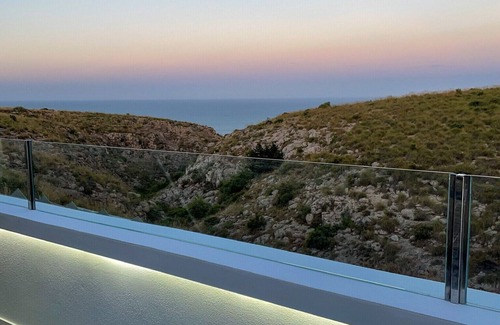 Gran Alacant Apartment | Oceanfront Getaway with Pool and Spa, Rated 10/10