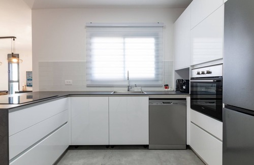 Or Yehuda Apartment | Stylish 3 BR Apartment with Parking and Breakfast Included