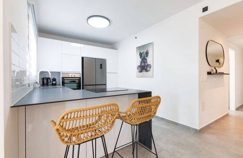 Or Yehuda Apartment | Stylish 3 BR Apartment with Parking and Breakfast Included