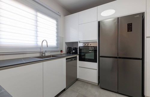 Or Yehuda Apartment | Stylish 3 BR Apartment with Parking and Breakfast Included