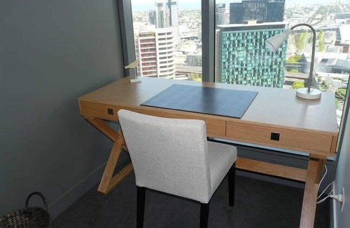 Southbank Apartment | Elegant Southbank Apartment with Ocean View & Pool Access