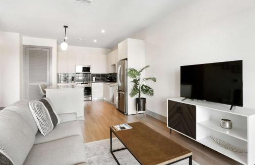 Home Park Apartment | Elegant West Midtown Apartment with Pool & High Ratings