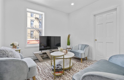 Queens House | Stylish Apartment Near Astoria Park, Minutes to Manhattan