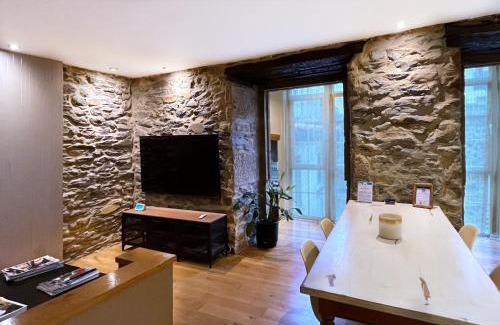 Vitoria-Gasteiz Old Town Apartment | Discover Elegant Arquillos Vitoria: Pet & Child Friendly Stay