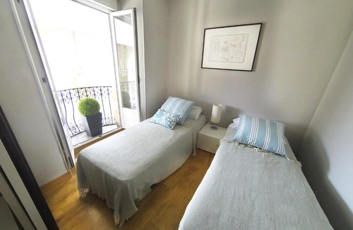 Vitoria-Gasteiz Old Town Apartment | Discover Elegant Arquillos Vitoria: Pet & Child Friendly Stay