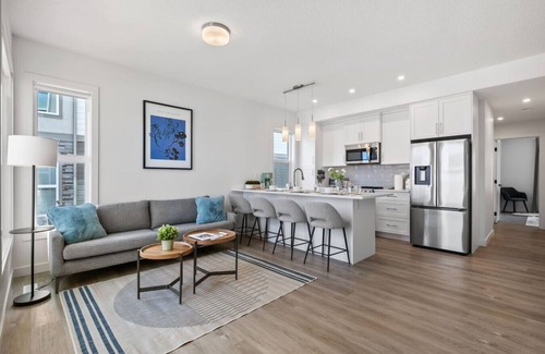 Springbank Hill House | Luxury Aspen 2BR Home » 2 Car Garage » Netflix