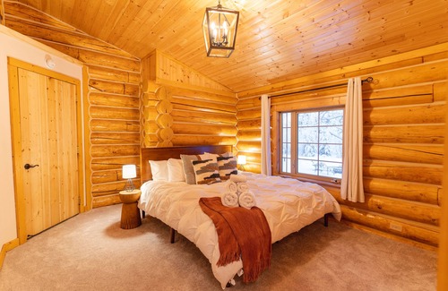 Fairbanks Cabin | Guest Rated 10/10: Aurora Lodge with Jacuzzi & Spa Access