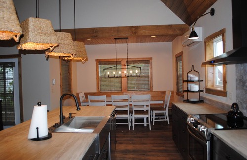 Kimberling City Cabin | Indulge in a Bunk Room Retreat with Hot Tub & Lake Views