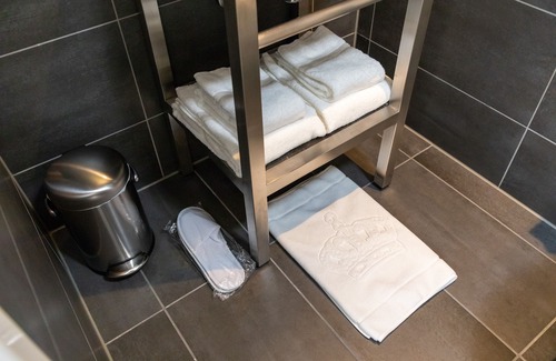 Broek in Waterland Ski Chalet | Inviting B & B in Historic Village near Amsterdam Center