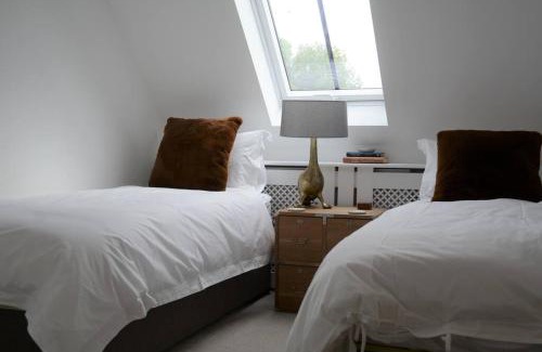 Chipping Norton House | Elegant Barn Retreat Near Soho Farmhouse with Spa & Breakfast