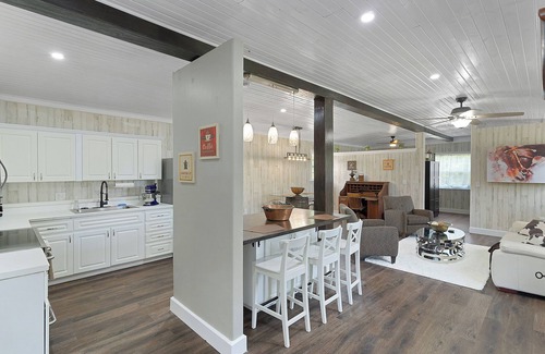 Howey-in-the-Hills House | Luxury Barn Apartment in charming Howey-in-the-Hills - Best of Both Worlds!