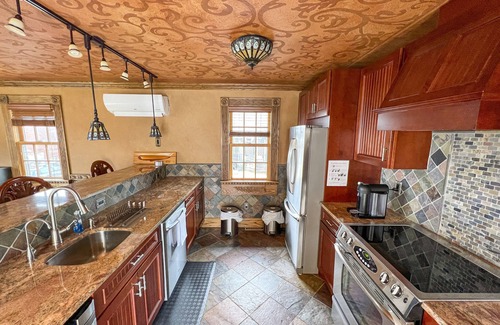Bayfield Apartment | Cozy Bayfield Apartment with Deck & Lake Superior Views