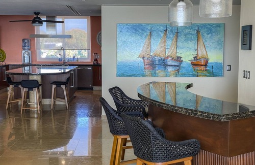 Emiliano Zapata Apartment | Oceanfront Beach Condo with Spa & Perfect 10/10 Rating