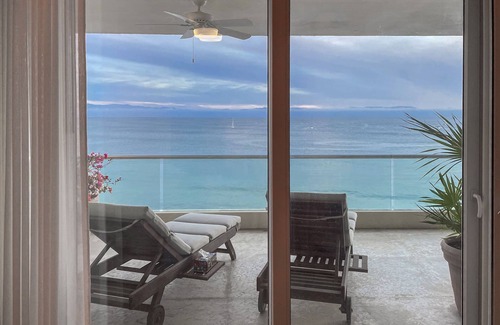 Emiliano Zapata Apartment | Oceanfront Beach Condo with Spa & Perfect 10/10 Rating