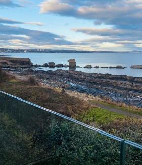 Kirkcaldy Cabin | Beachfront Retreat with Ocean Views and Eco-Friendly Options