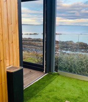 Kirkcaldy Cabin | Beachfront Retreat with Ocean Views and Eco-Friendly Options