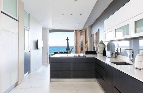 Camps Bay Villa | Premier Beach House with Spectacular Camps Bay Views