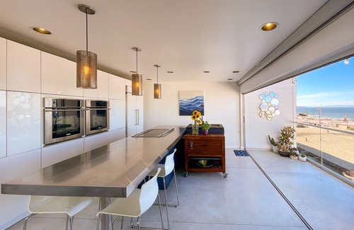 The Strand House | Seaside Townhouse with Breathtaking Ocean Vistas