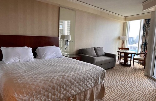 Sunny Isles Beach Hotel | Beautiful Beach Resort Studio with Partial Ocean View