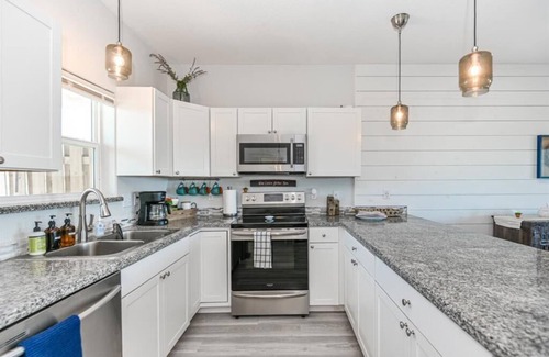Surfside Beach Condo | Guest Rated 10/10: Beachfront Condo with Ocean View & Golf Cart