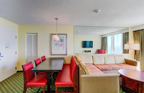 Northeast Virginia Beach Hotel | Beachfront 1BR Suite with Full Kitchen & Ocean View in VA Beach