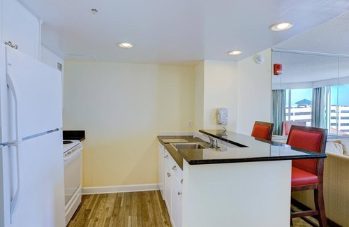 Northeast Virginia Beach Hotel | Beachfront 1BR Suite with Full Kitchen & Ocean View in VA Beach