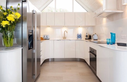 Hayle Ski Chalet | Beachfront Chalet with Spectacular Ocean Views & Pool