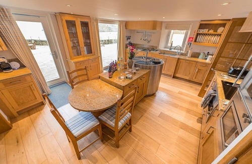 Portreath Cottage | Cozy Beachfront Cottage with Ocean View & Private Patio