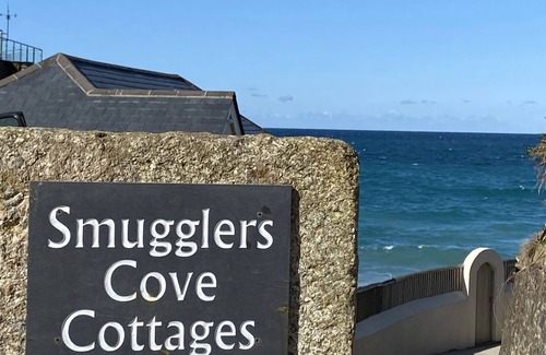 Portreath Cottage | Cozy Beachfront Cottage with Ocean View & Private Patio