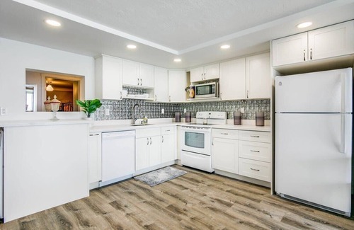 Punaluu Condo | Luxury Beachfront Condo w/AC
