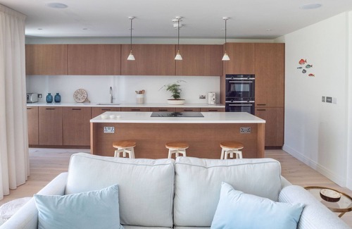 Salcombe Apartment | Prime Beachfront Retreat with Pool, Ocean View & Spa