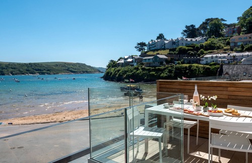 Salcombe Apartment | Prime Beachfront Retreat with Pool, Ocean View & Spa