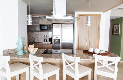 Villas Del Mar Apartment | Beachfront Getaway with SmartTV, Full Kitchen & Pool