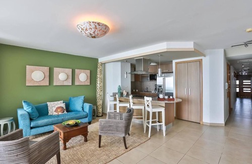 Villas Del Mar Apartment | Beachfront Getaway with SmartTV, Full Kitchen & Pool