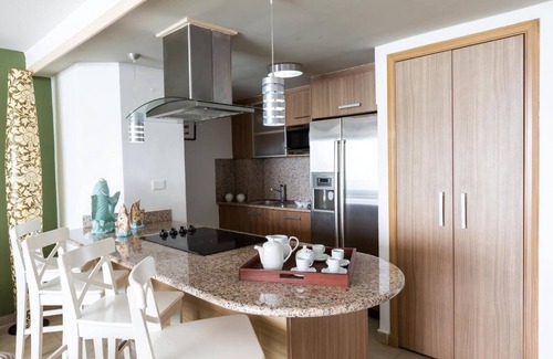 Villas Del Mar Apartment | Beachfront Getaway with SmartTV, Full Kitchen & Pool