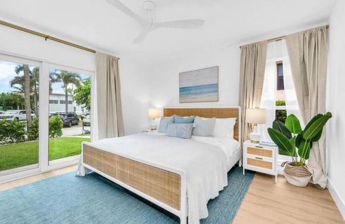 Juno Beach Apartment | Seaside Haven: 4-Star Condo with Ocean View & Beach Access