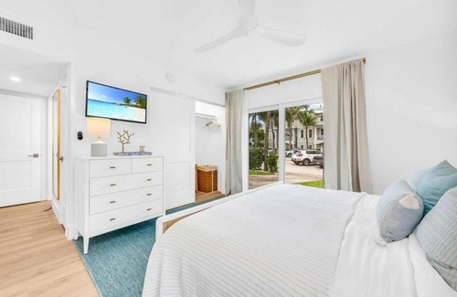 Juno Beach Apartment | Seaside Haven: 4-Star Condo with Ocean View & Beach Access