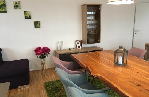 Favoriten Apartment | Elegantly Designed Belvedere View Apartment for Families