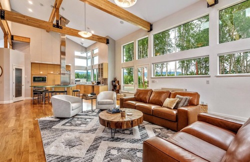 Wasilla House | Guest Rated 10/10: Wolf Lake Airport Home with Billiard Bar